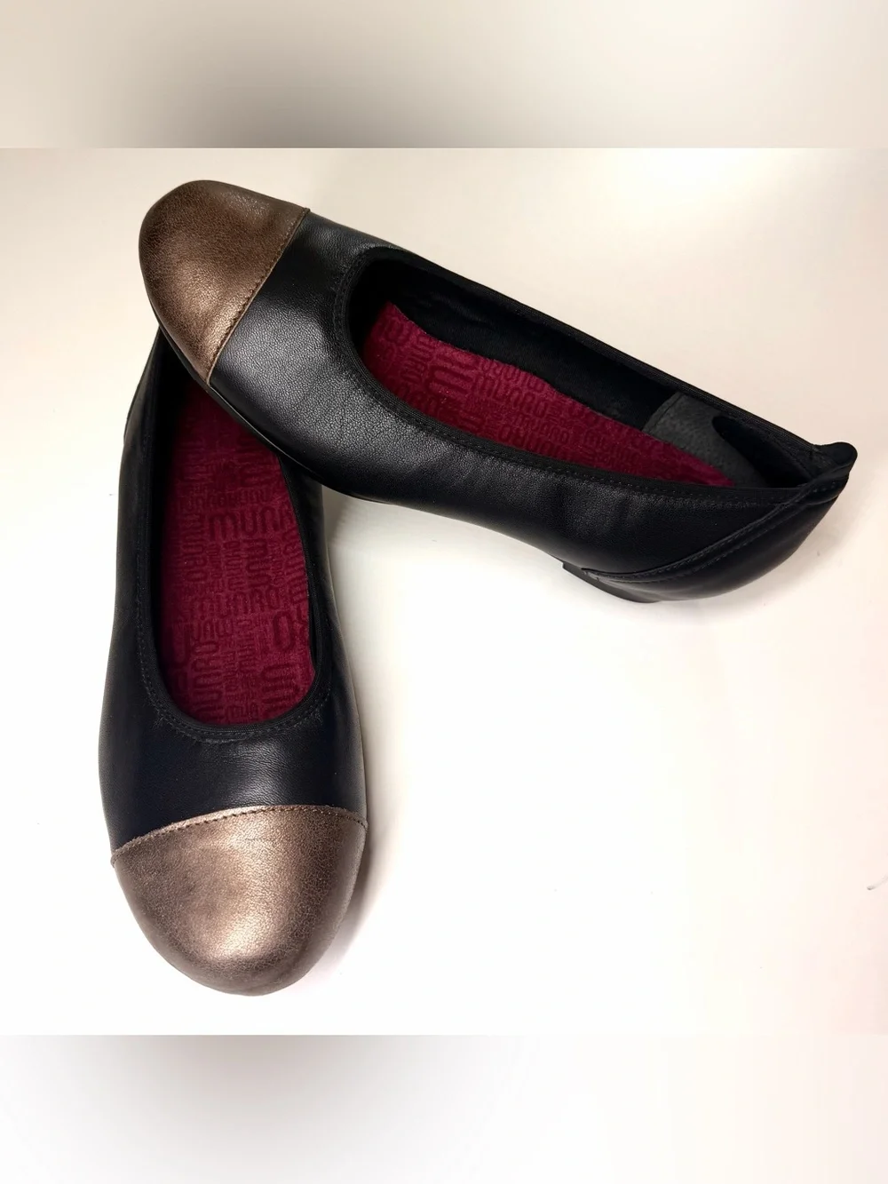 Munro Women’s Henlee Black/Bronze Leather Flats Shoes Size- 8 Wide